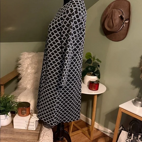 Elegant  Patterned Dress - Picture 3 of 5